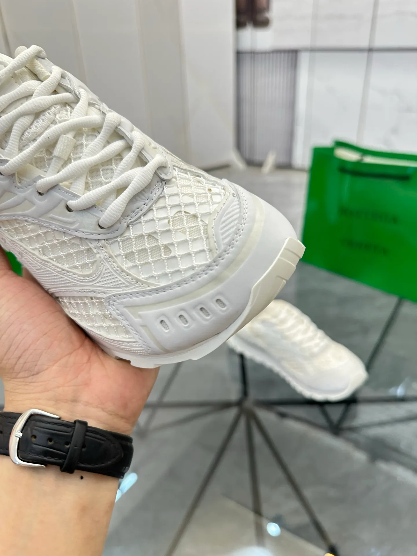 Factory men's shoes 💰: 620💰 (top version) BV Orbit sneakers Wang Yibo's same style couple's dad shoes Runner sneakers, made of lightweight technical mesh fabric. Matched with geometric pattern designed rubber outsole Wang Zha series high version Look for the package craftsmanship The actual height is much higher, but the legs are still slim. Very nice and playable and durable Matching to the standard 💯 Package shoe technology Look for the high version The outsole is made of color-blocked TPU outsole Women's model 35 36 37 38 39 40 41 (40 41 customized) Men's model 38 39 40 41 42 43 44 45. (Customized size 38 45.46) No. H345